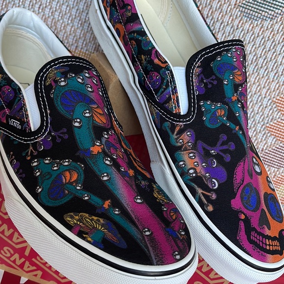 Vans Classic Slip-On
Trippy Drip Black Multi
VNOA7Q5DOZB
Men’s sneakers - Picture 8 of 16